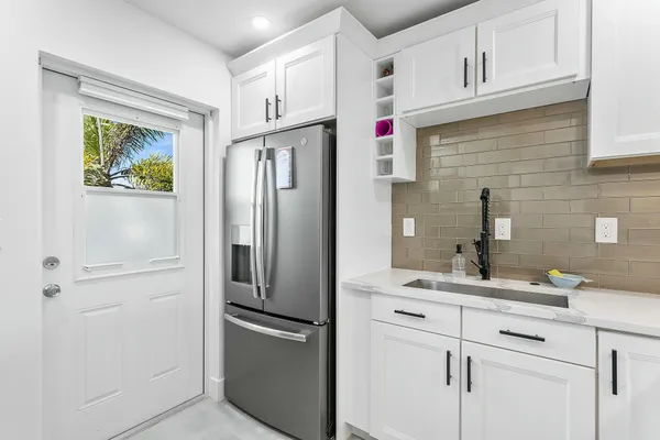 $2,950 | 330 North Federal Highway, Unit 211, Deerfield Beach, FL 33441