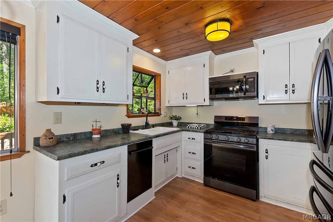 863 Oak Road Lake Arrowhead, CA 92385 - Photo 7 of 27 Gallery Image 7