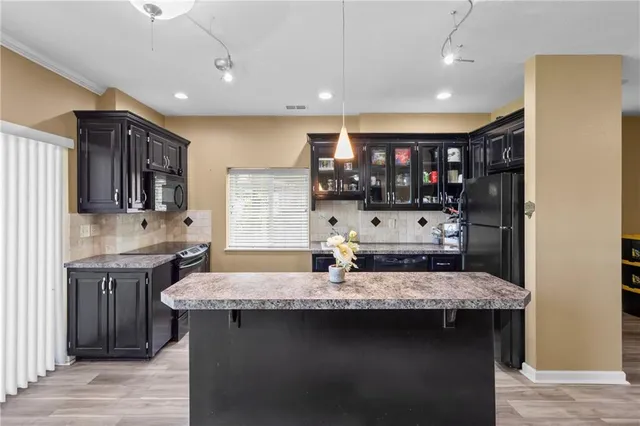 $659,999 | 14 Emerald Shore Drive, Lake Tapawingo, MO 64015