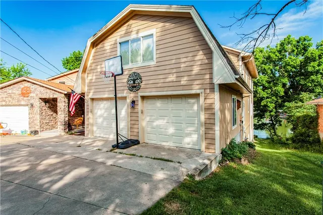 $659,999 | 14 Emerald Shore Drive, Lake Tapawingo, MO 64015