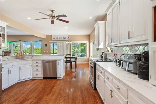 $659,999 | 14 Emerald Shore Drive, Lake Tapawingo, MO 64015