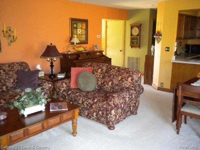 2297 Rochelle Park Drive Rochester, MI 48309 - Photo 14 of 24 Living room 2.jpg