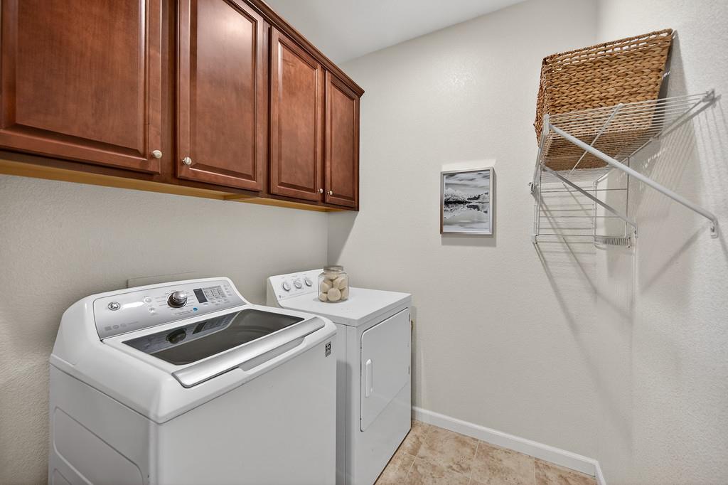 5409 Mill Water Circle Rancho Cordova, CA 95742 - Photo 27 of 48 a utility room with dryer and washer