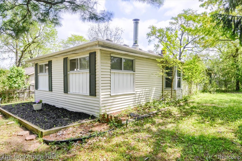 703 Cedarlawn Road Waterford, MI 48328 - Photo 4 of 27 Gallery Image 4