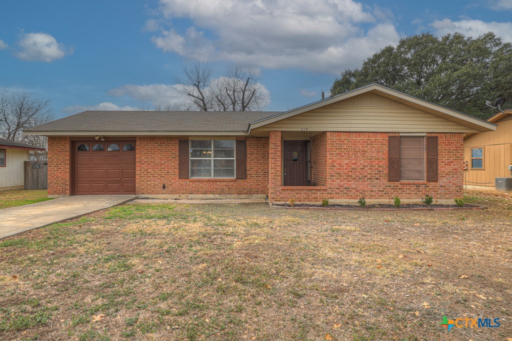 217 Gruene Road New Braunfels, TX 78130 - Photo 1 of 25 a front view of a house with garden