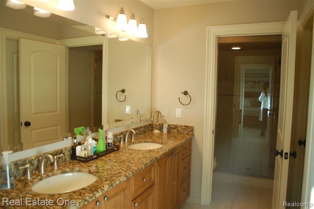 3695 Cedar Brook Drive Rochester, MI 48309 - Photo 17 of 27 bath.JPG