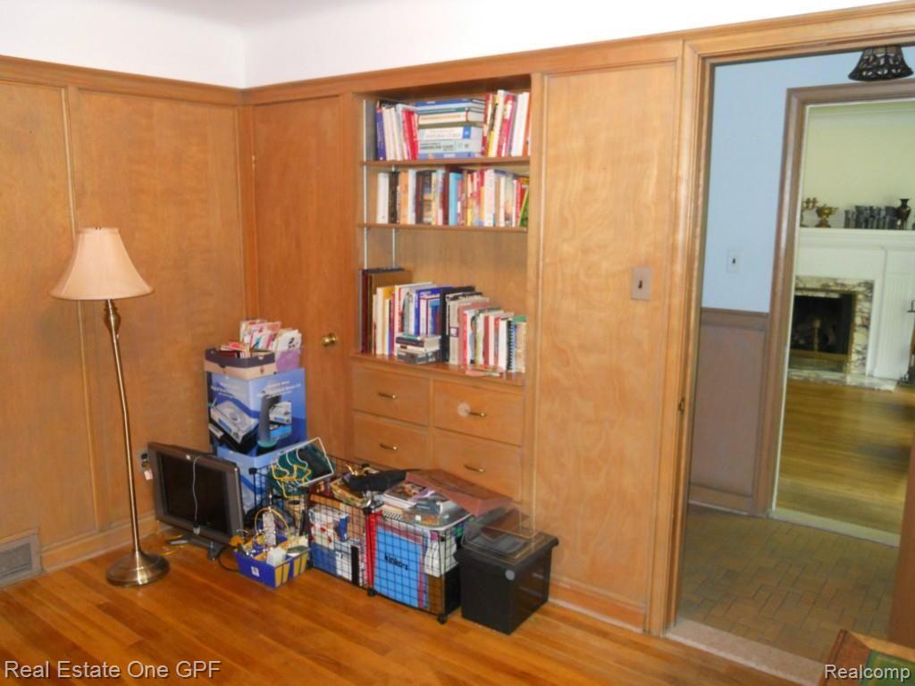 330 Stephens Road Grosse Pointe, MI 48236 - Photo 3 of 12 1b DSCN1341.jpg