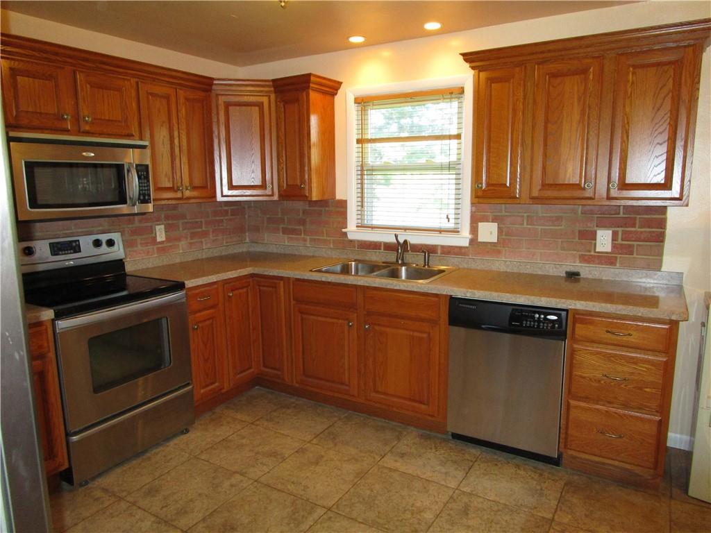 408 Indiana Avenue Farrell, PA 16121 - Photo 6 of 33 Gallery Image 6