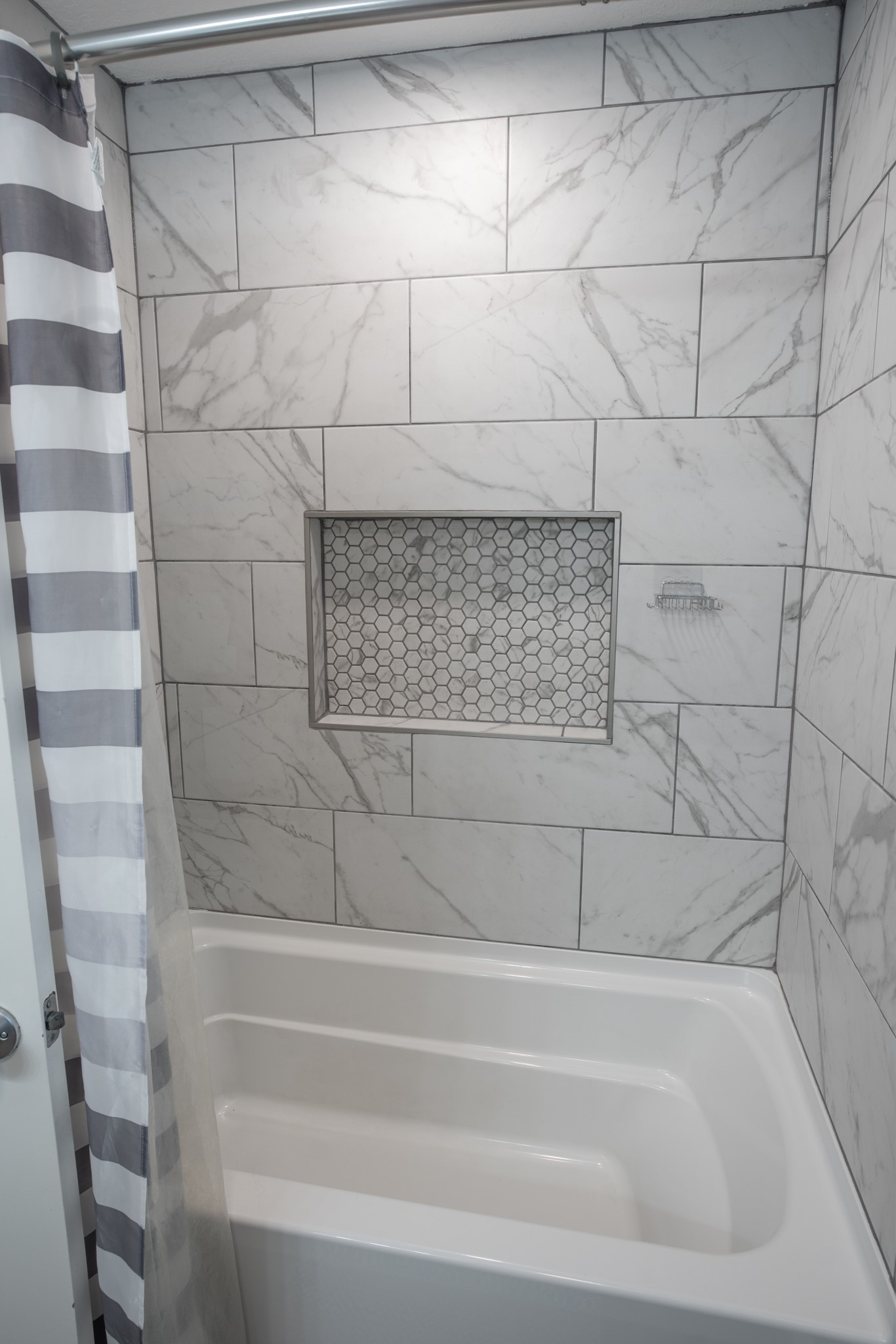 10 Wagon Ln Loop Angleton, TX 77515 - Photo 20 of 28 a bathroom with a bathtub