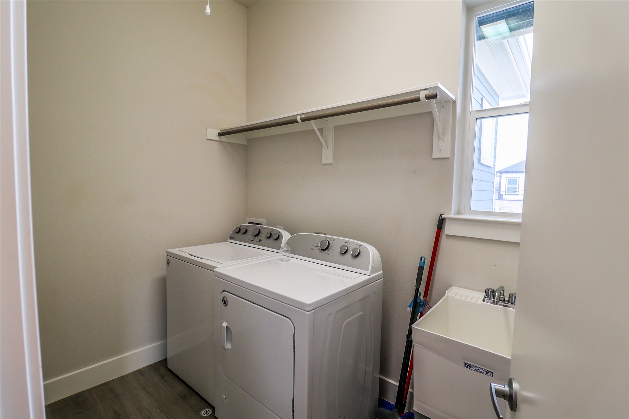 2306 Wipprecht Street Houston, TX 77020 - Photo 18 of 29 a utility room with dryer and washer