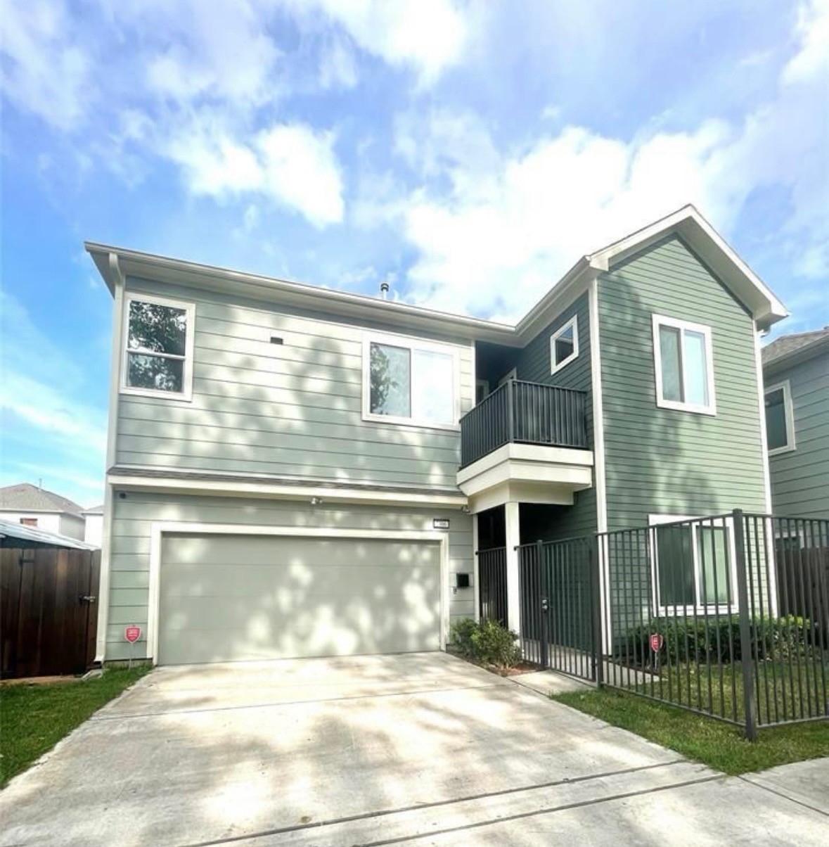 2306 Wipprecht Street Houston, TX 77020 - Photo 28 of 29 a front view of a house with a yard