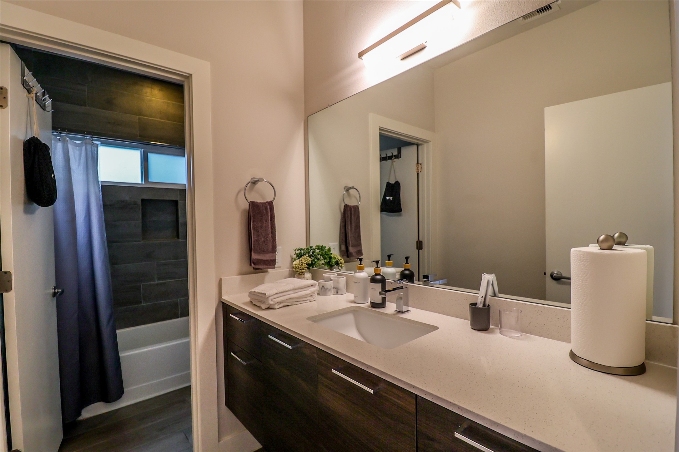 2306 Wipprecht Street Houston, TX 77020 - Photo 7 of 29 a bathroom with a sink and a mirror