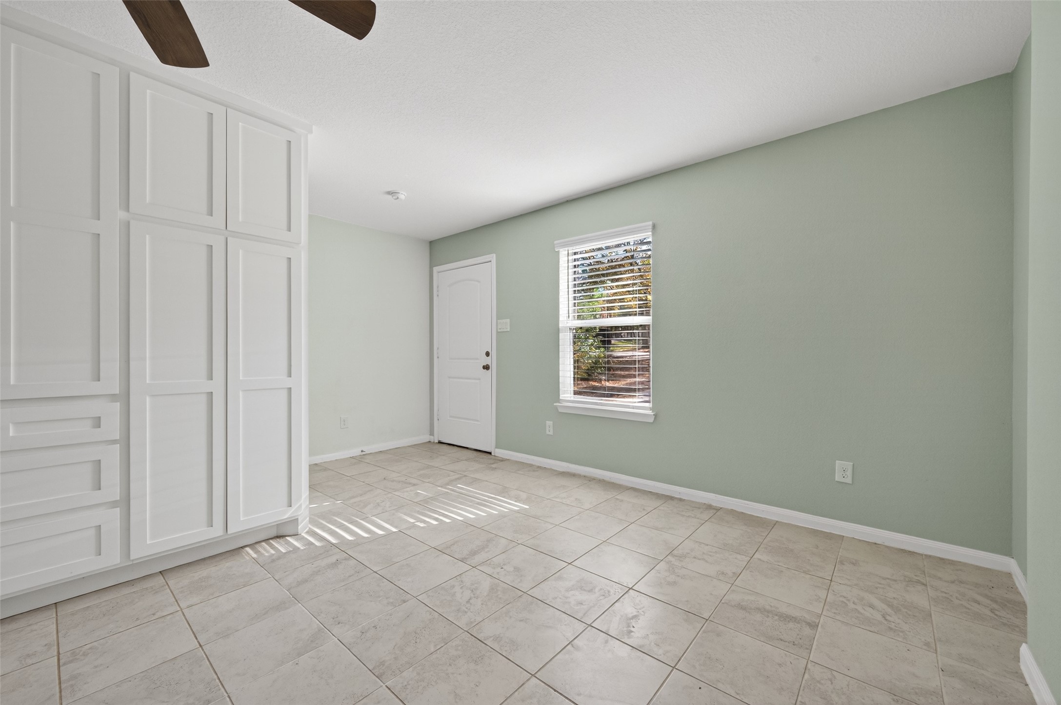 15149 Austin Road Willis, TX 77378 - Photo 4 of 31 an empty room with windows