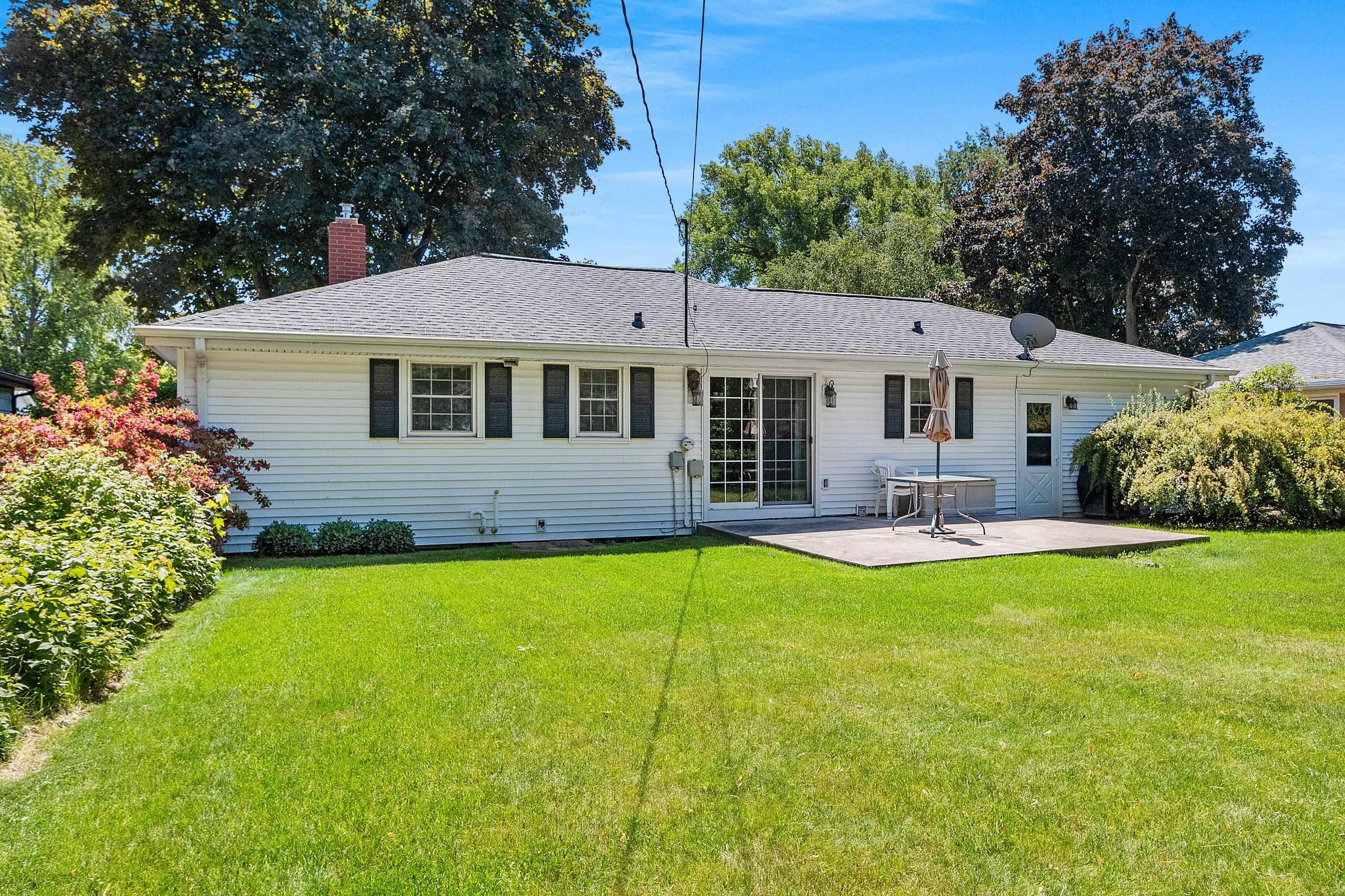 1430 Oak Ridge Drive Green Bay, WI 54304 - Photo 9 of 44