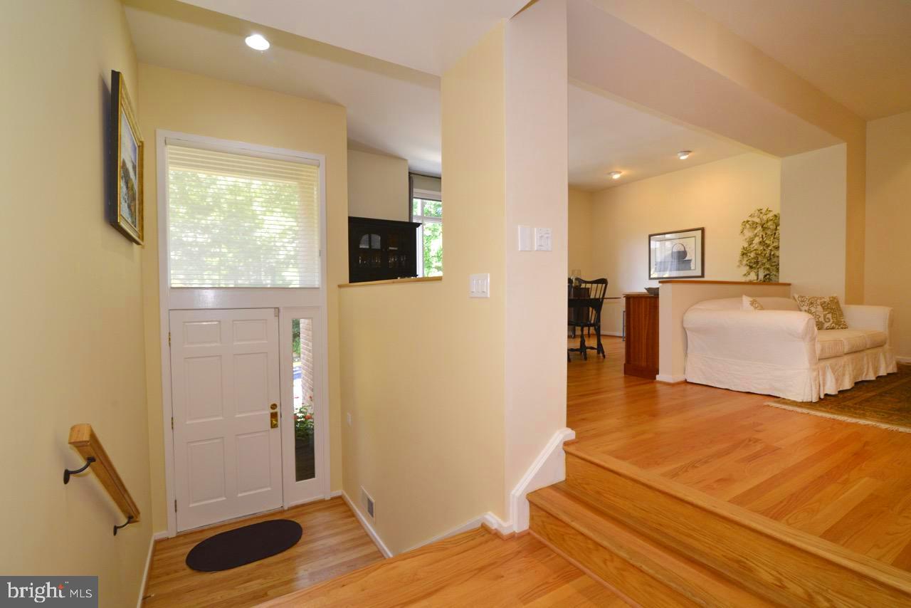 11518 Hemingway Drive Reston, VA 20194 - Photo 2 of 66 Your large, modern foyer boasts great light