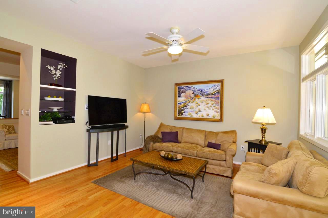 11518 Hemingway Drive Reston, VA 20194 - Photo 12 of 66 The family room features a decorators niche