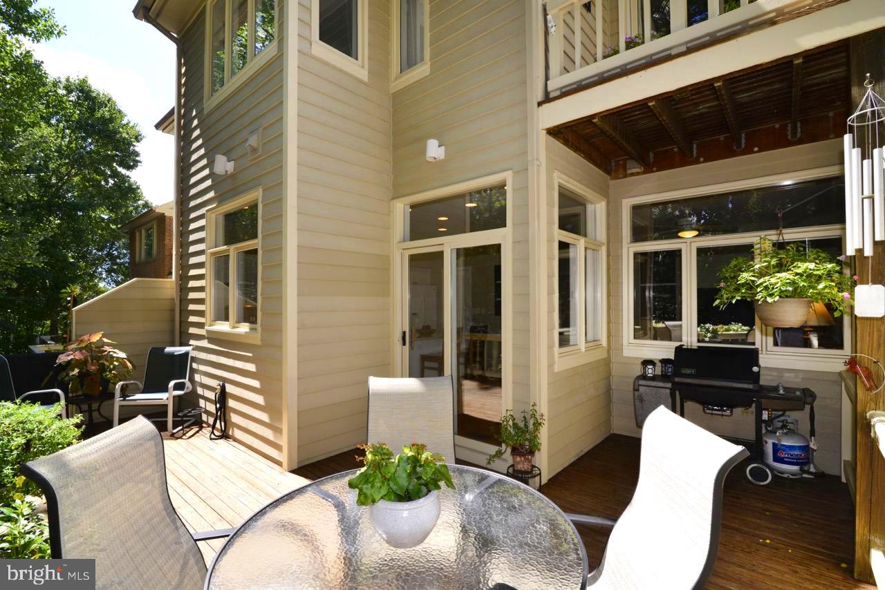 11518 Hemingway Drive Reston, VA 20194 - Photo 25 of 66 main level deck with amazing views part 5
