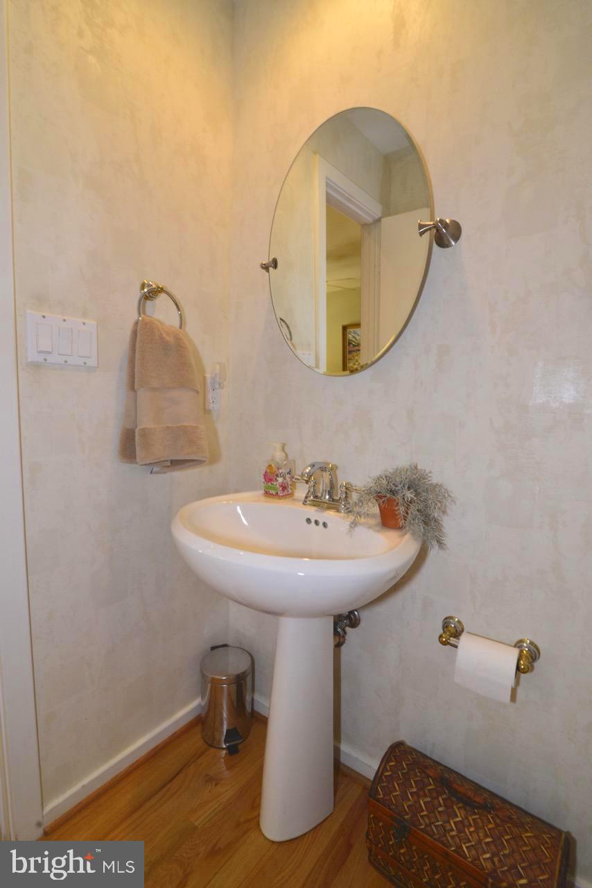 11518 Hemingway Drive Reston, VA 20194 - Photo 27 of 66 Main level powder room with curved walls
