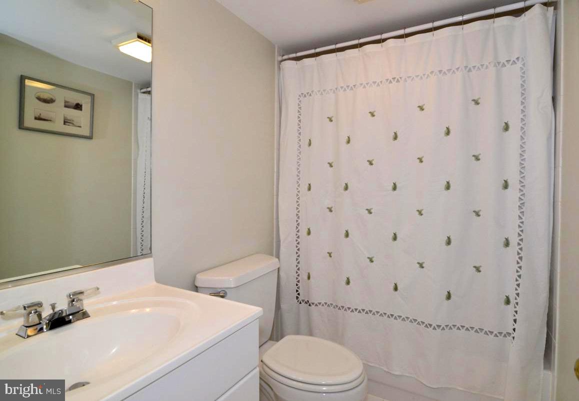 11518 Hemingway Drive Reston, VA 20194 - Photo 40 of 66 Hall bathroom with full tub and shower