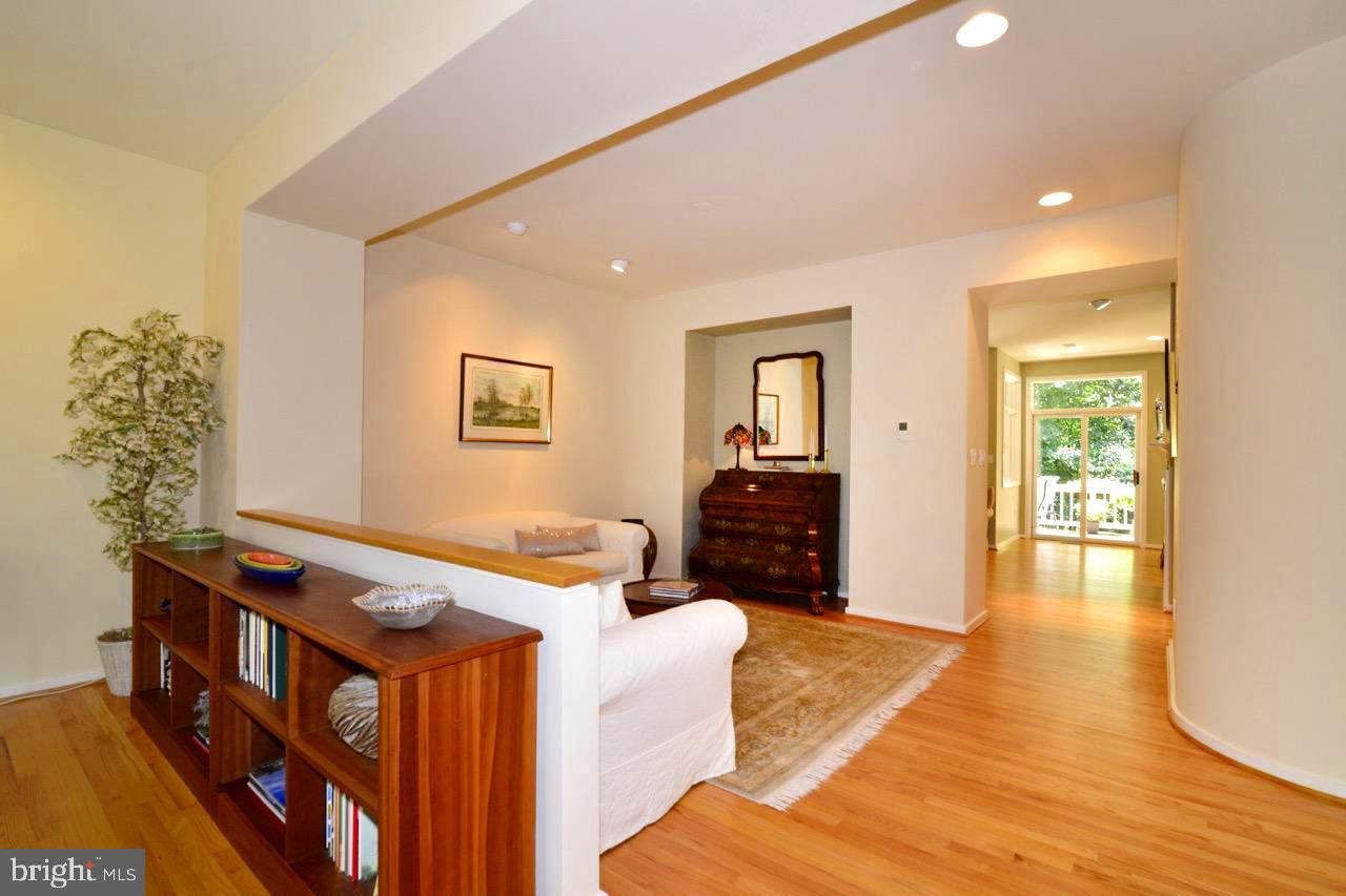 11518 Hemingway Drive Reston, VA 20194 - Photo 8 of 66 The curved wall is a classic feature in Wrenn home