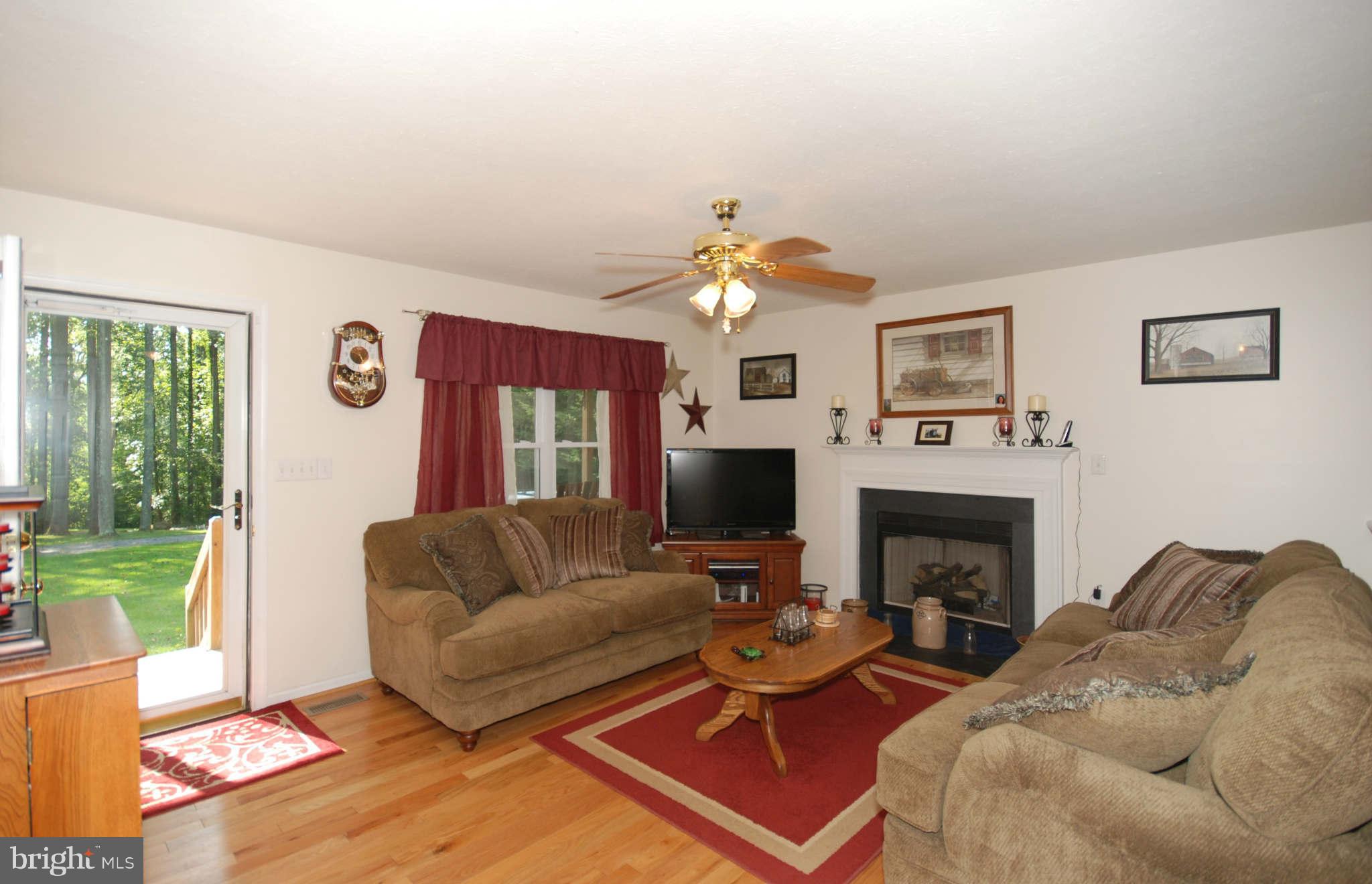937 High Top Road Linden, VA 22642 - Photo 9 of 23 Living Room
