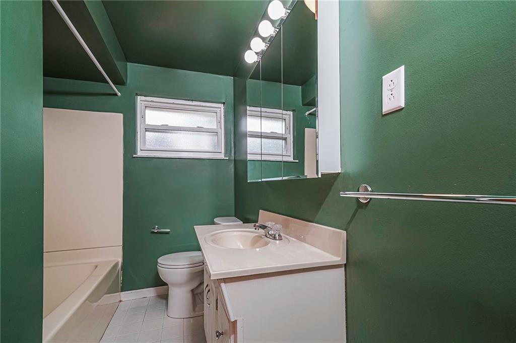 421 Sharon Road Coraopolis, PA 15108 - Photo 17 of 25 Standard full bathroom offering both a tub and a shower for convenience.