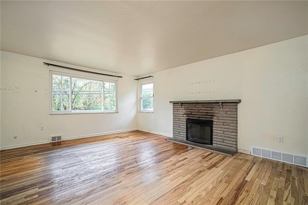 421 Sharon Road Coraopolis, PA 15108 - Photo 3 of 25 Light and bright living room