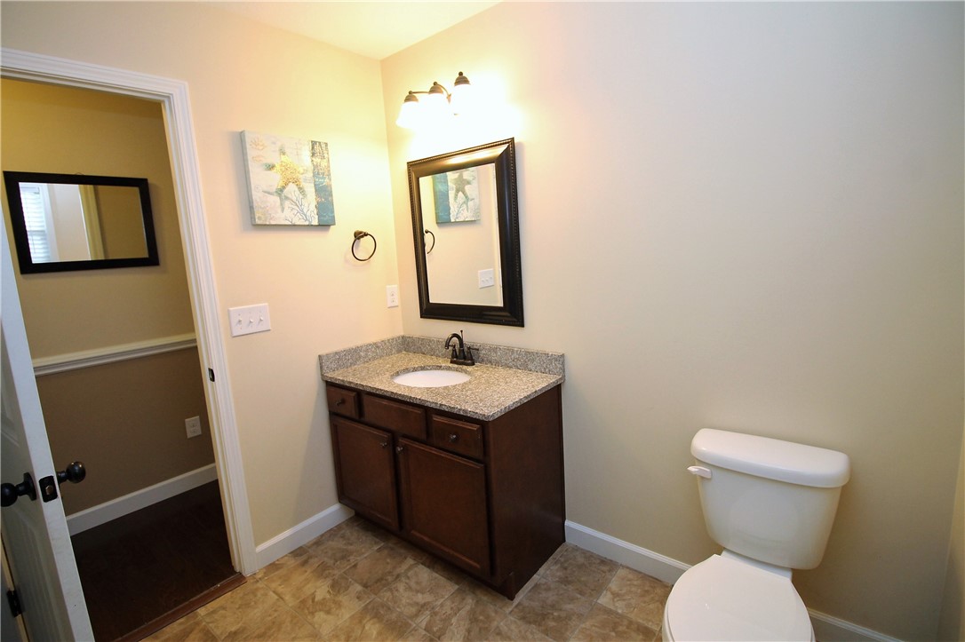 120 Pheasant Ridge Drive Anderson, SC 29626 - Photo 22 of 28 Huge full bath for guest rooms has granite counter