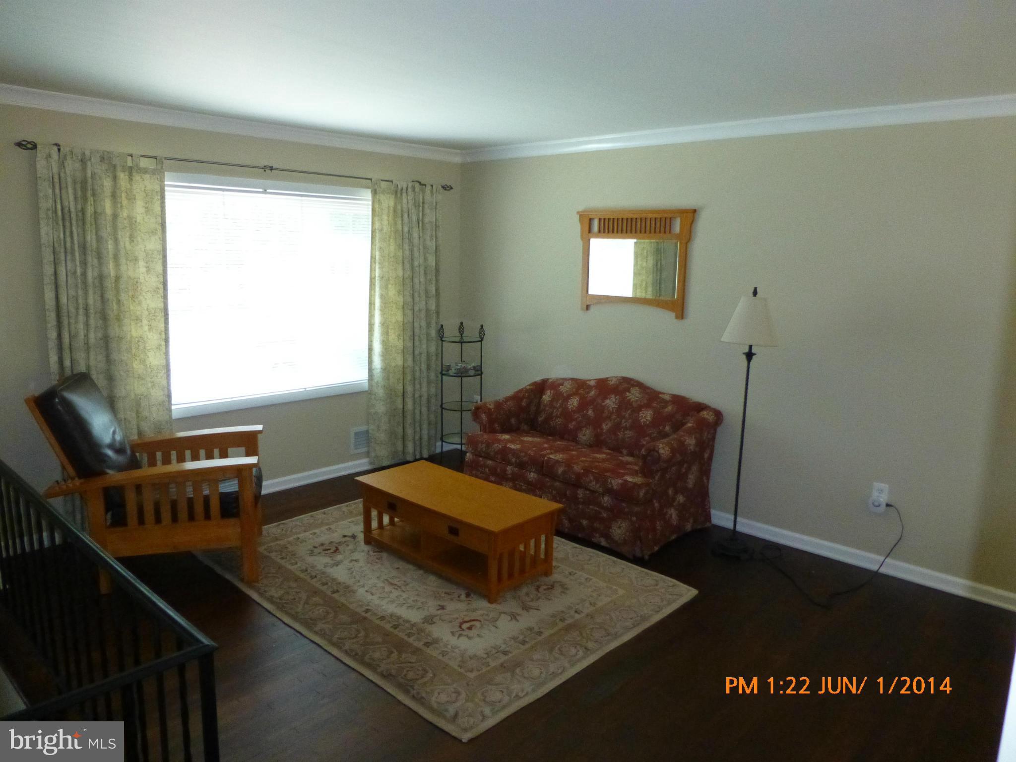 210 Rolling Road Gaithersburg, MD 20877 - Photo 4 of 24 Living Room