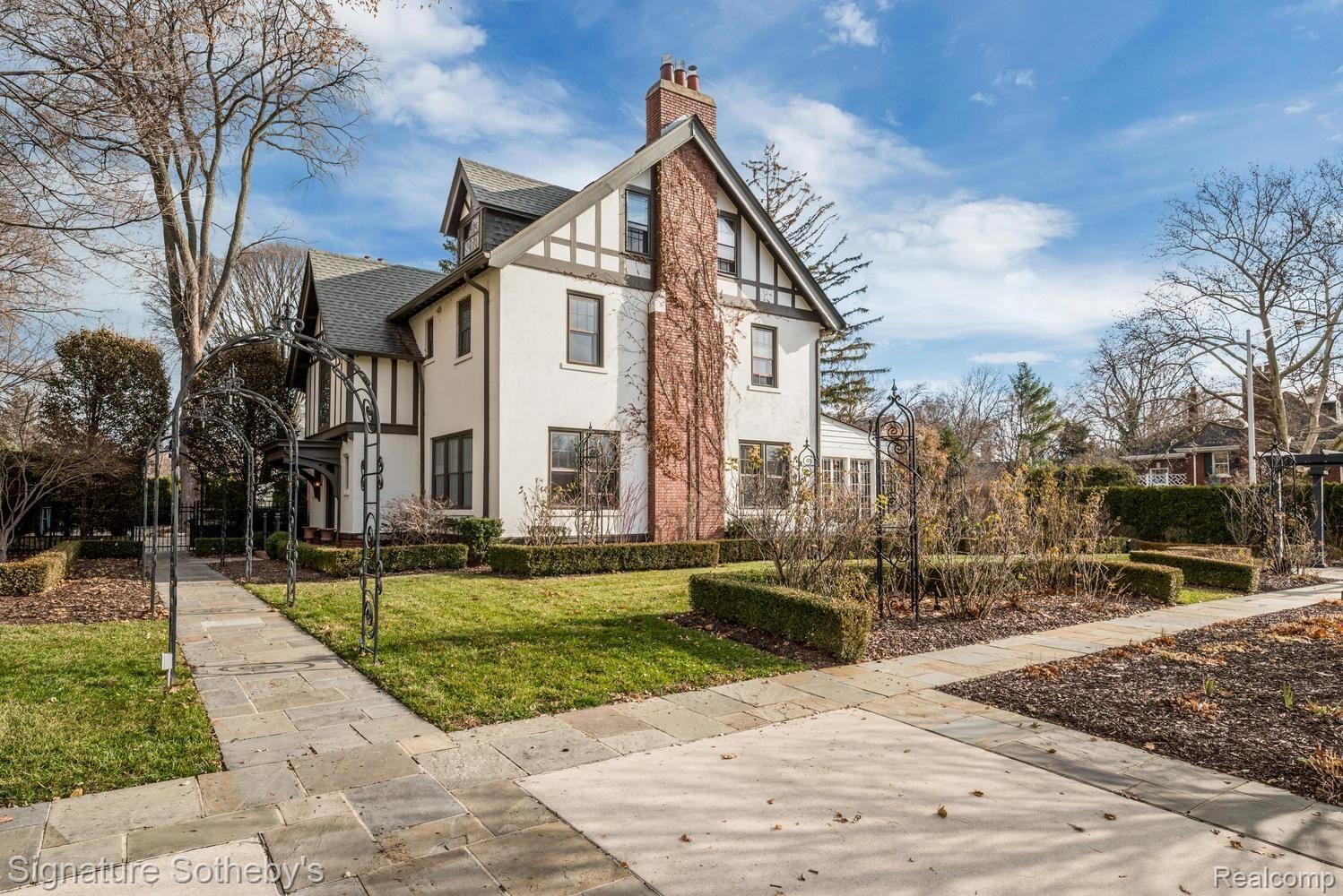 1022 Bishop Rd Grosse Pointe-large-005-017-1022 Bishop Rd Grosse Pointe-1499x1000-72dpi.jpg