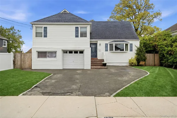 $750,000 | 181 Branch Avenue, Freeport, NY 11520