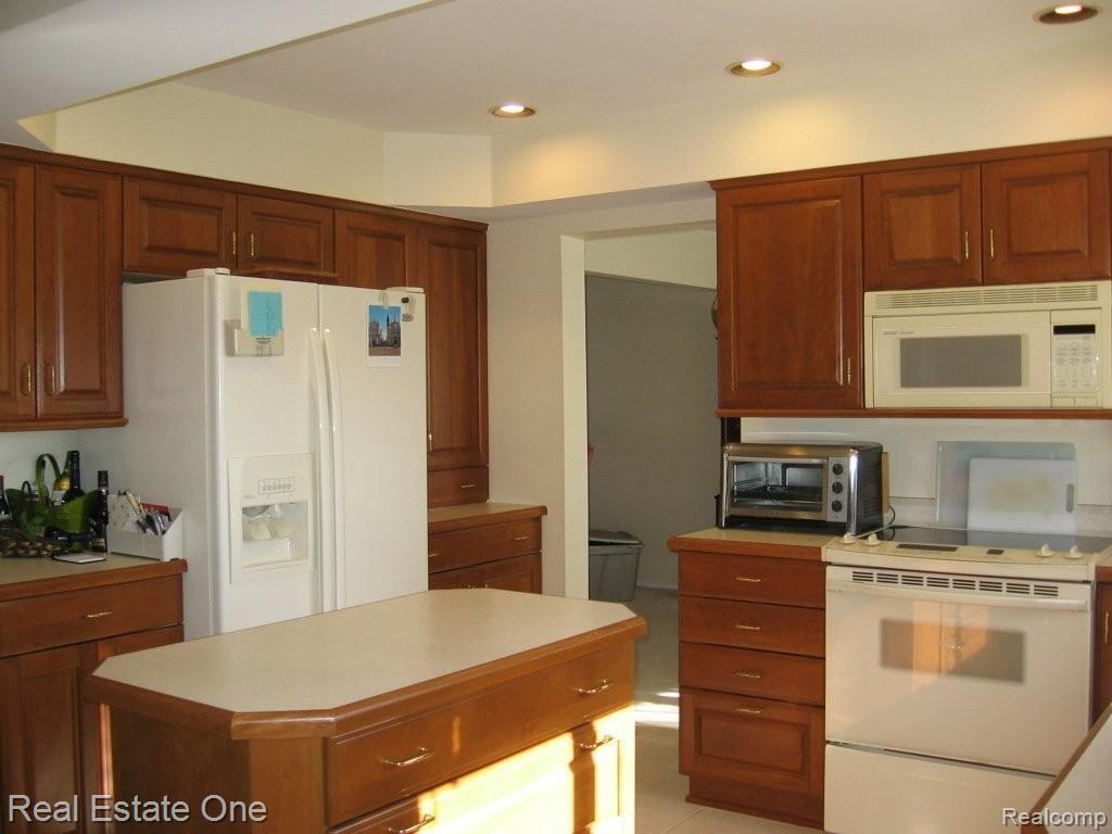 2307 Cumberland Road Rochester, MI 48307 - Photo 15 of 21 KITCHEN