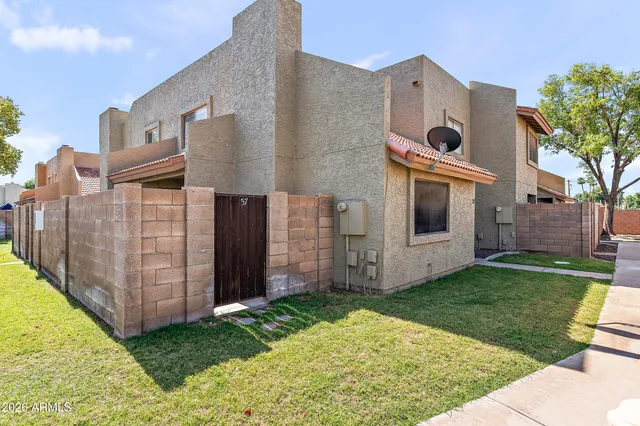 a view of a house with backyard