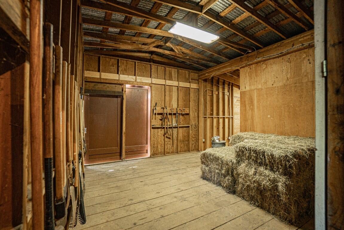 2692 Pioneer Road Medford, OR 97501 - Photo 60 of 66 Hay Storage