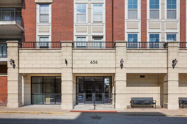 $2,650 | 656 Pearson Street, Unit 403C, Des Plaines, IL 60016