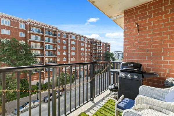 $2,650 | 656 Pearson Street, Unit 403C, Des Plaines, IL 60016