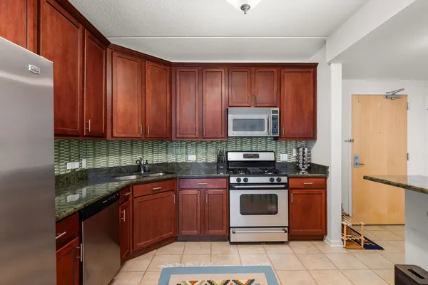 $2,650 | 656 Pearson Street, Unit 403C, Des Plaines, IL 60016
