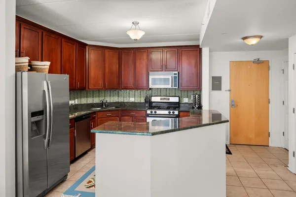 $2,650 | 656 Pearson Street, Unit 403C, Des Plaines, IL 60016