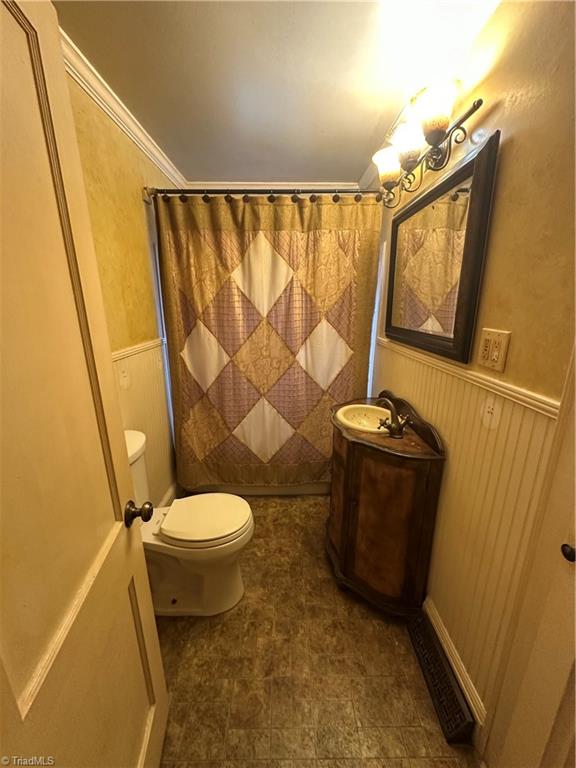 195 Rowe Road Lexington, NC 27295 - Photo 15 of 20 Bathroom