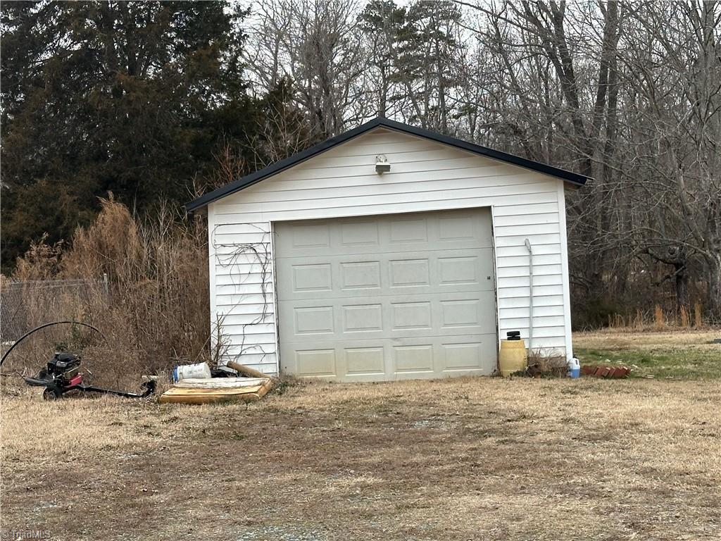 195 Rowe Road Lexington, NC 27295 - Photo 4 of 20 Detached garage