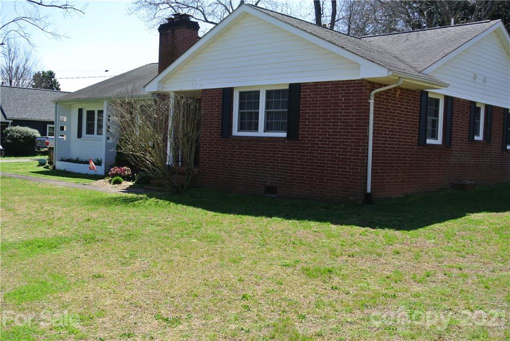 173 Tanner Street Rutherfordton, NC 28139 - Photo 2 of 25 a front view of a house with garden