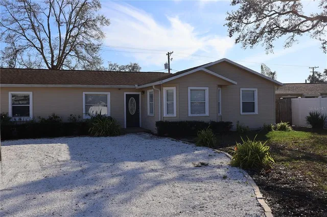 a view of backyard of the house