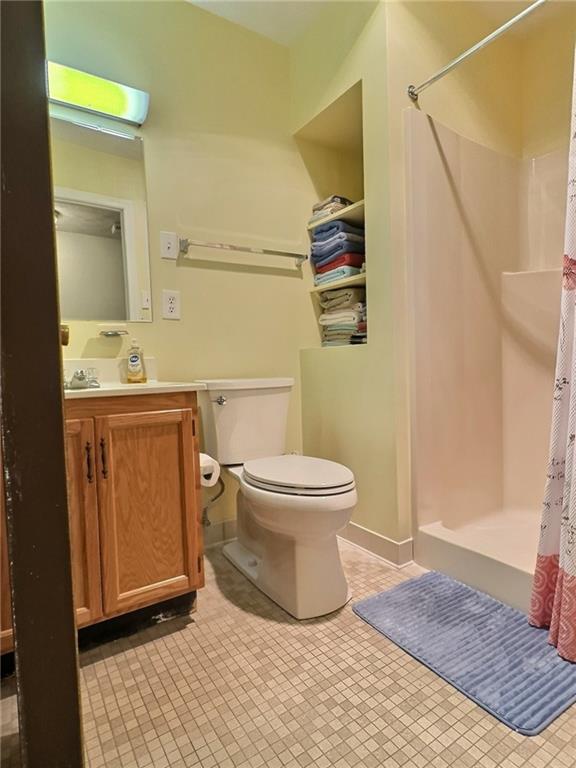 830 South Main Street, Unit 206 Washington, PA 15301 - Photo 16 of 19 a bathroom with a toilet a sink and mirror