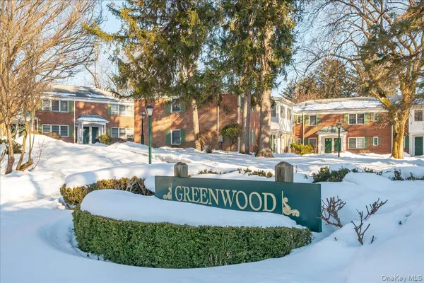 a sign that is sitting on a brick wall