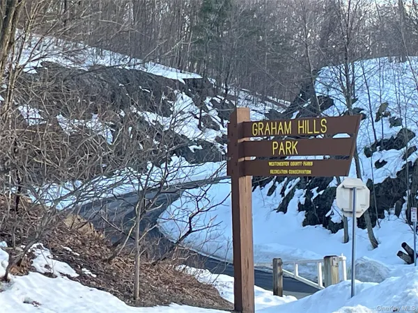 a sign that is sitting on a brick wall