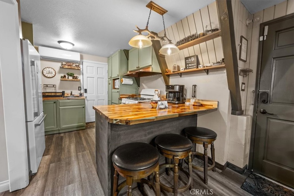 1277 Lovers Lane Rimforest, CA 92378 - Photo 17 of 34 Kitchen