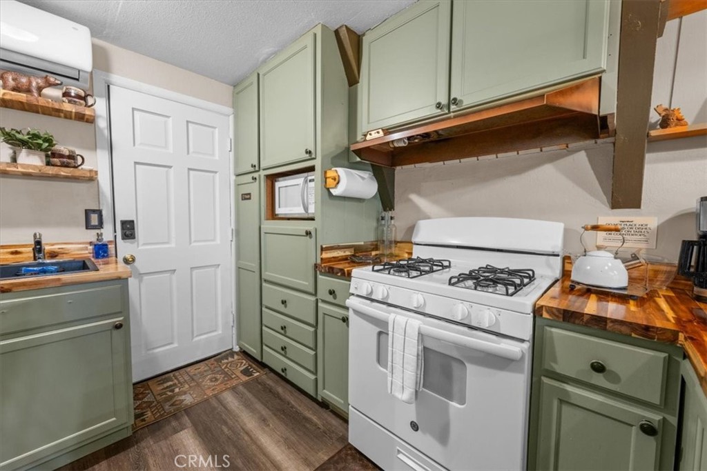 1277 Lovers Lane Rimforest, CA 92378 - Photo 18 of 34 Kitchen