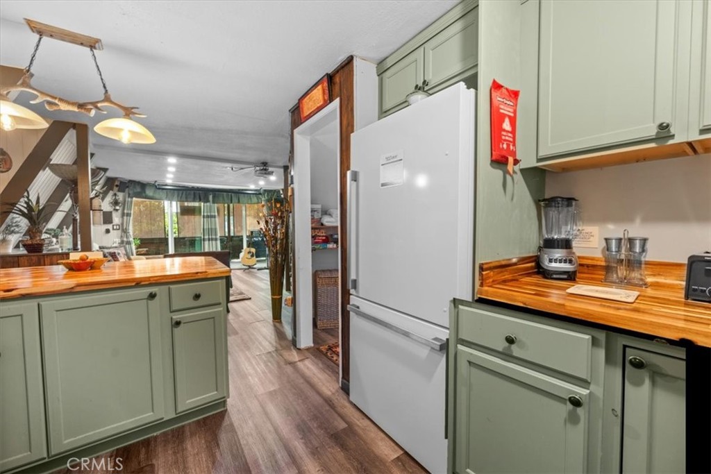 1277 Lovers Lane Rimforest, CA 92378 - Photo 20 of 34 Kitchen