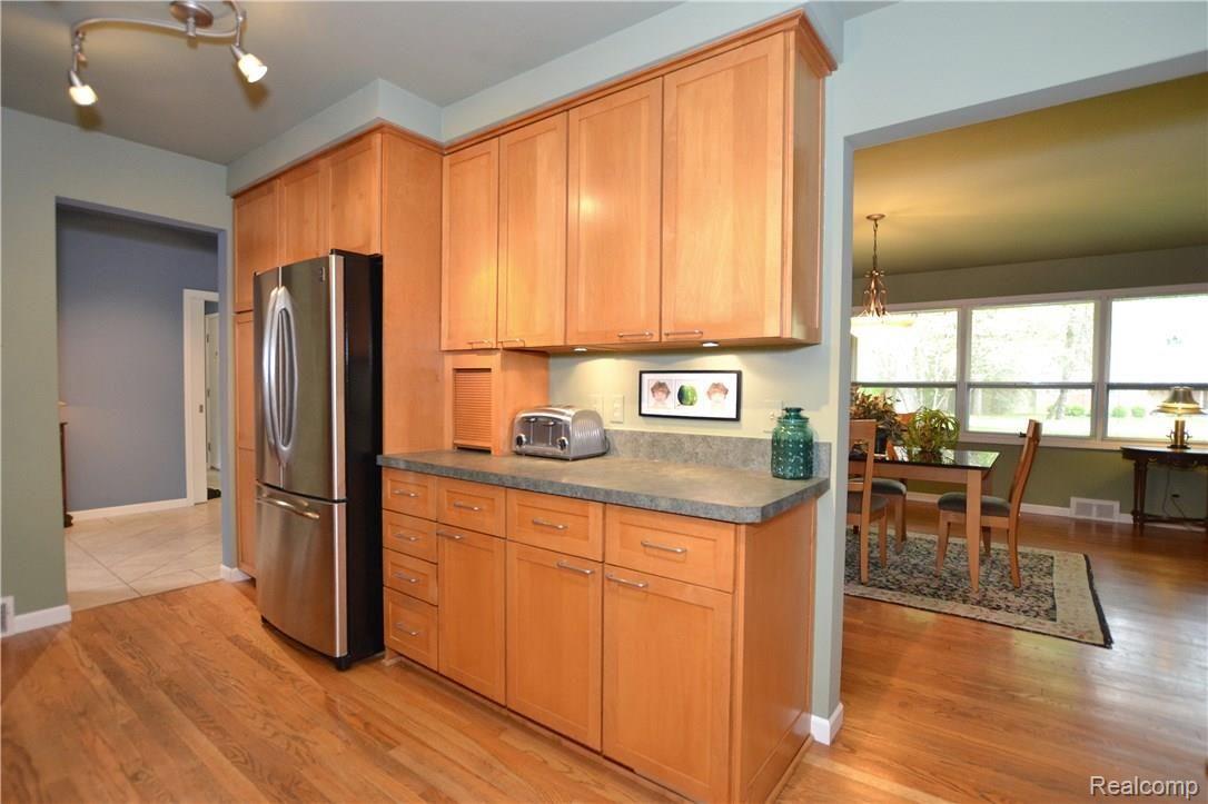 685 Charlesina Drive Rochester, MI 48306 - Photo 12 of 34 Stainless Appliances