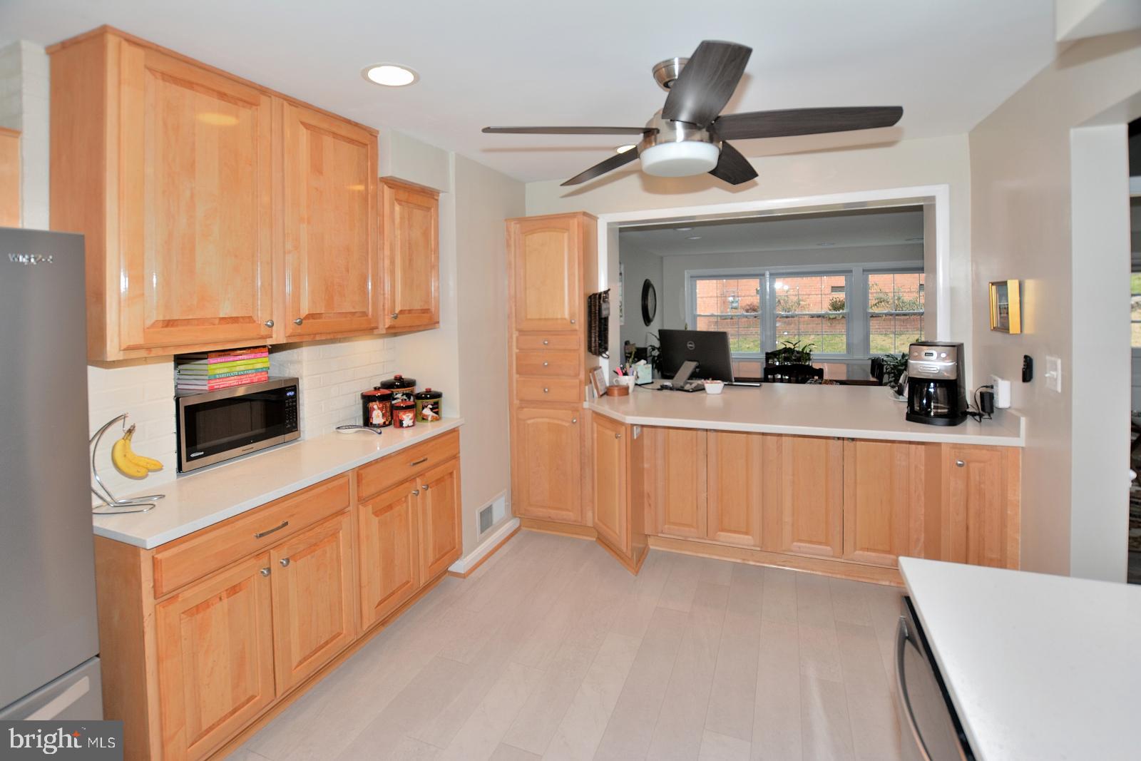1129 Cameron Road Alexandria, VA 22308 - Photo 10 of 37 Convenient Pass-Thru to Sun/Florida Room